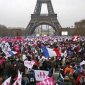Десятки тысяч жителей Франции вышли на улицы выразить протест против легализации однополых браков